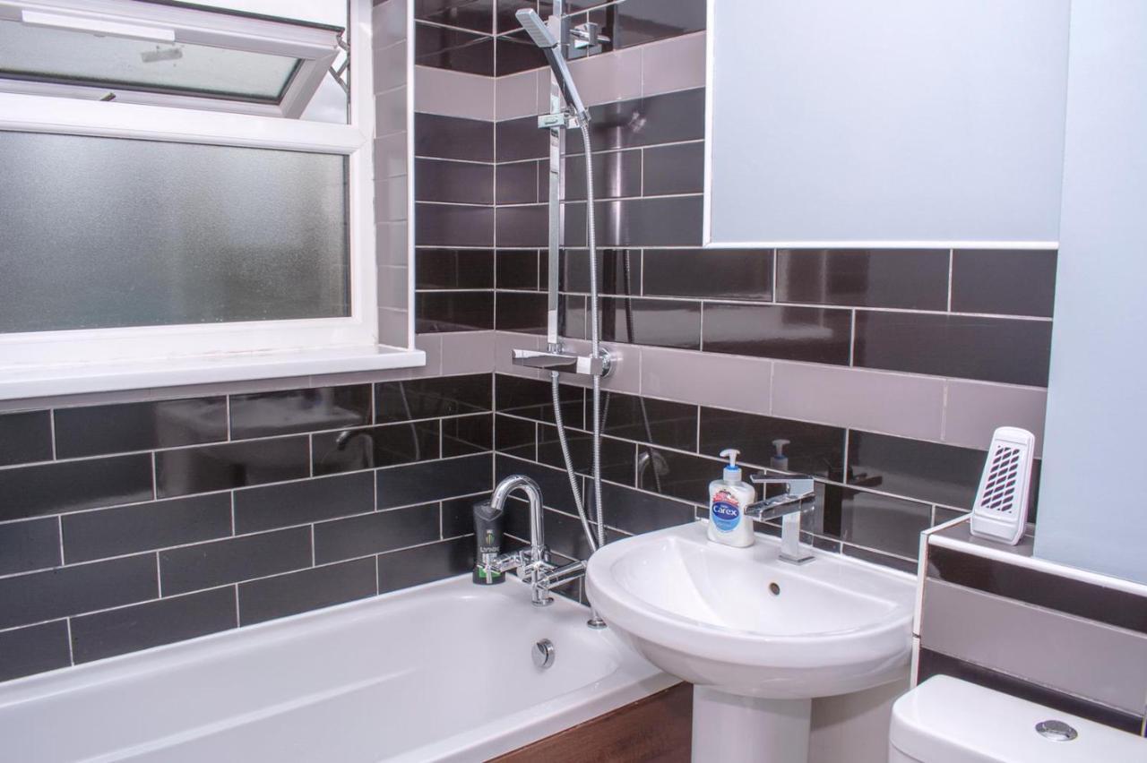 Homestay In Birmingham Sleeps 8 - Free Parking & Wifi Eksteriør billede